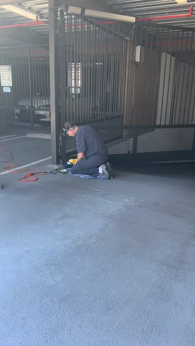 Iron work or body work? Either way, something’s getting sculpted 😏

#drvartany #plasticsurgery #rhinoplasty #rhino #nosejob #burbankplasticsurgery